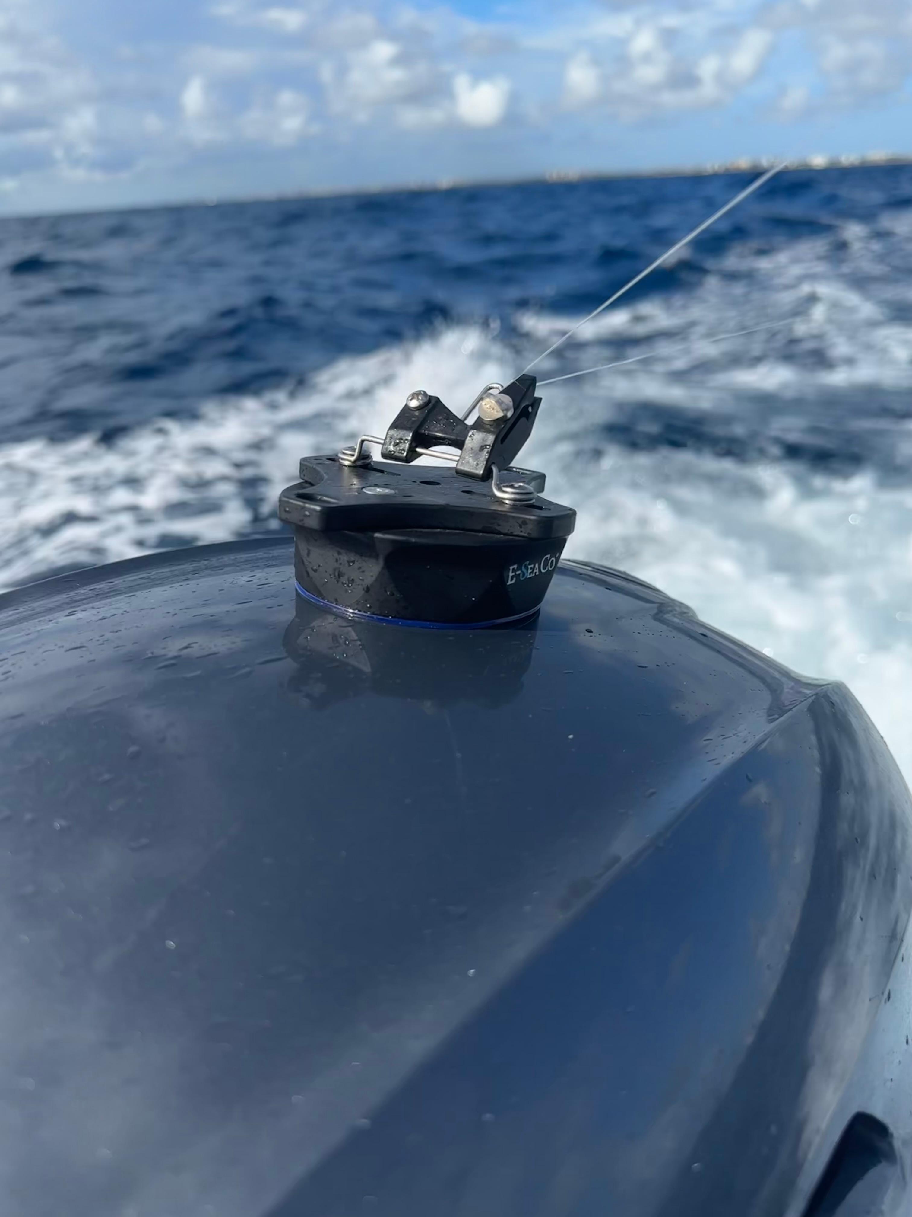 E-Sea Clip-Suction Mounted Flat-line Release Clip On top of outboard motor